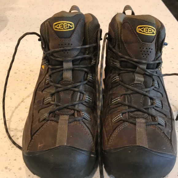 keen wide hiking boots